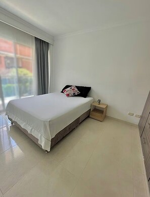 4 habitaciones, tabla de planchar con plancha, wifi y ropa de cama 