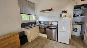 Kühlschrank, Geschirrspüler, Kochgeschirr/Geschirr/Besteck