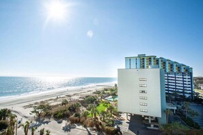 Um hotel moderno com vista para a praia e o oceano.