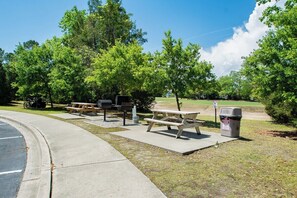 Outdoor dining - Ironwood 1721 | Cozy Bright Condo with Porch in Barefoot Resort | Situated on a golf course! (North Myrtle Beach)