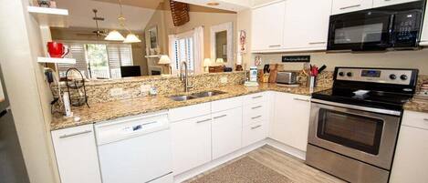 Frigorífico, microondas, horno y placa de cocina