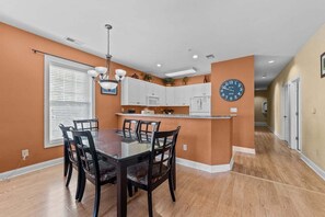 Dining - Large and beautifully decorated 3BR/3Ba Golf Villa (Myrtle Beach)