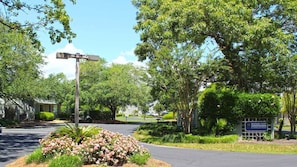 Uma área ajardinada com uma placa indicando o Windsor Court na trilha Cumberland.
