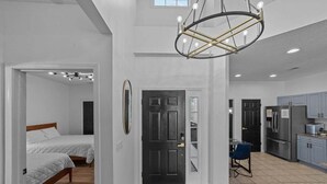Eine moderne Wohnung mit Schlafzimmer, Küchenzeile und Essbereich.