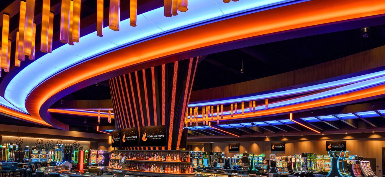 L'intérieur d'un casino, avec des machines de jeu et des espaces réservés aux joueurs.