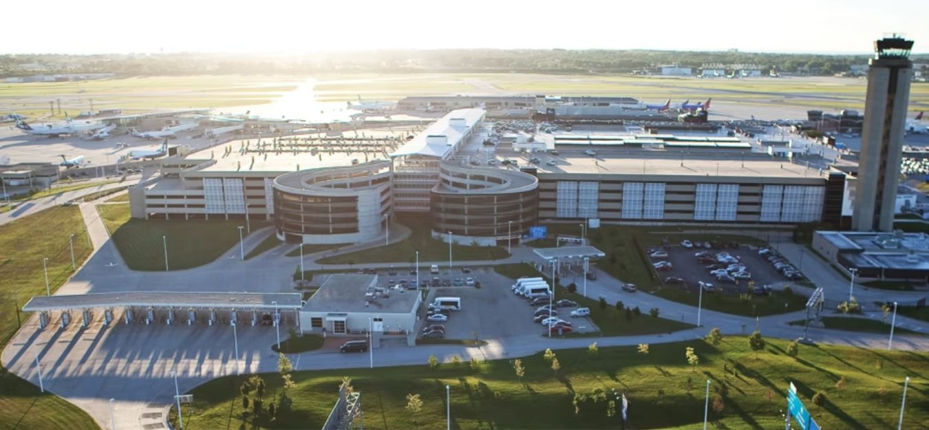 Vue aérienne de l’aéroport international General Mitchell, avec ses nombreuses pistes, ses bâtiments de terminal et les avions stationnés.