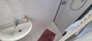 Haartrockner, Handtücher, Toilettenpapier