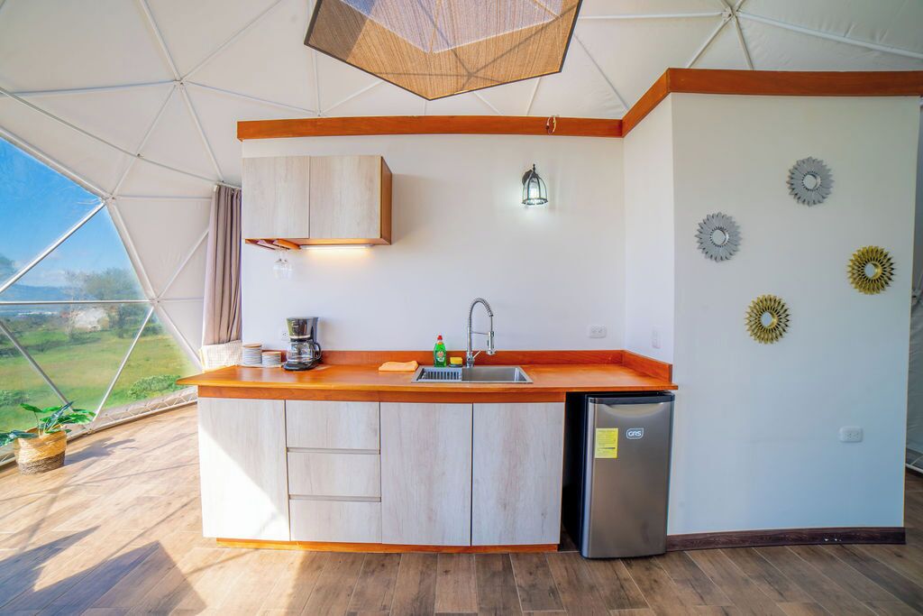 デラックス テント シティビュー | 専用キッチン | 電子レンジ、コンロ、調理器具と食器