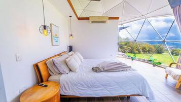 Laptop workspace, blackout drapes, iron/ironing board, free WiFi