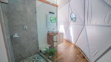 Ducha, secador de pelo, toallas, jabón