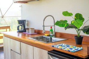 Microondas, parrilla de estufa y utensilios de cocina