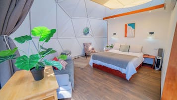 Espacio para trabajar con laptop y cortinas blackout