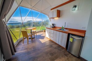 デラックス テント シティビュー | 専用キッチン | 電子レンジ、コンロ、調理器具と食器