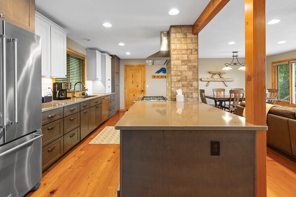 Refrigerador, microondas, horno y parrilla de estufa 