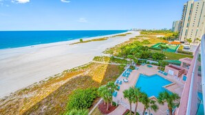 Ein Resort mit Pool, Strand und Meerblick.