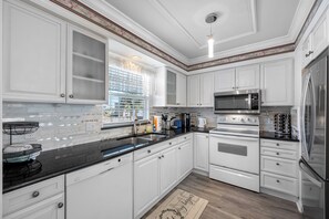 ثلاجة، ميكروويف، فرن، موقد طهي مسطح