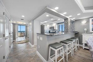 Kjøleskap, mikrobølgeovn, kokeplater og oppvaskmaskin