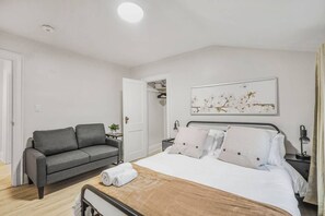 2 bedrooms, desk, iron/ironing board, WiFi