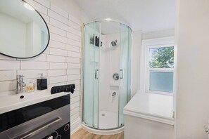 Hair dryer, towels - 2 BR 1 Bath Apt with Parking | Close to Amenities (Oshawa)