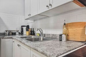 Refrigerador, microondas, parrilla de estufa y cafetera y tetera