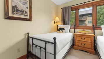 3 bedrooms, iron/ironing board, travel crib, free WiFi