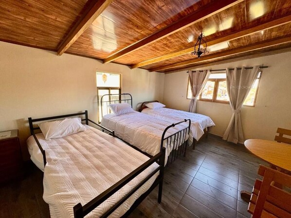 Güneşlik/perde, ütü/ütü masası, ücretsiz kablosuz İnternet 