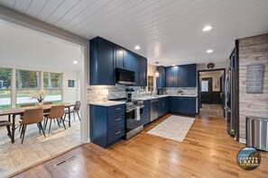 ثلاجة، ميكروويف، فرن، موقد طهي مسطح