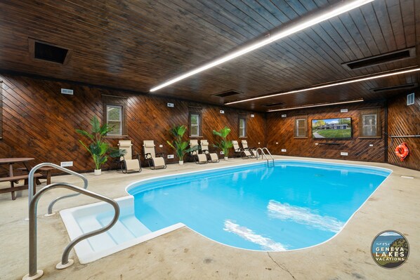 Indoor pool, a heated pool - 3 Mins Wilmot Ski Resort| Year-Round Indoor Heated Pool|Family Reunions|Pickelball/Tennis|Twin Pines (Twin Lakes)