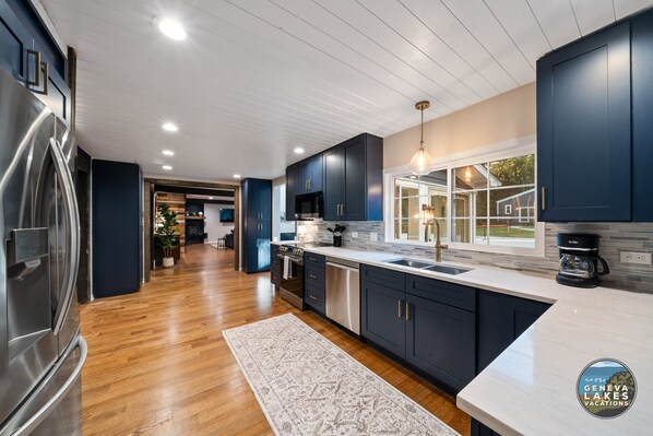 ثلاجة، ميكروويف، فرن، موقد طهي مسطح