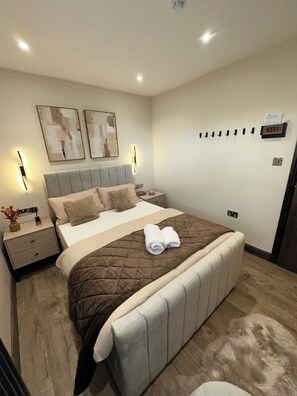 5 bedrooms, desk, iron/ironing board, travel cot - LUXURY HOME WITH HOT TUB 5 BEDROOMS (Manchester)