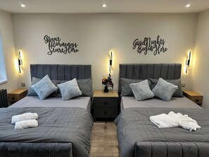 5 habitaciones, escritorio y tabla de planchar con plancha 