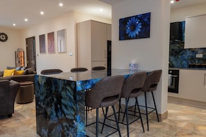 Dining - LUXURY HOME WITH HOT TUB 5 BEDROOMS (Manchester)