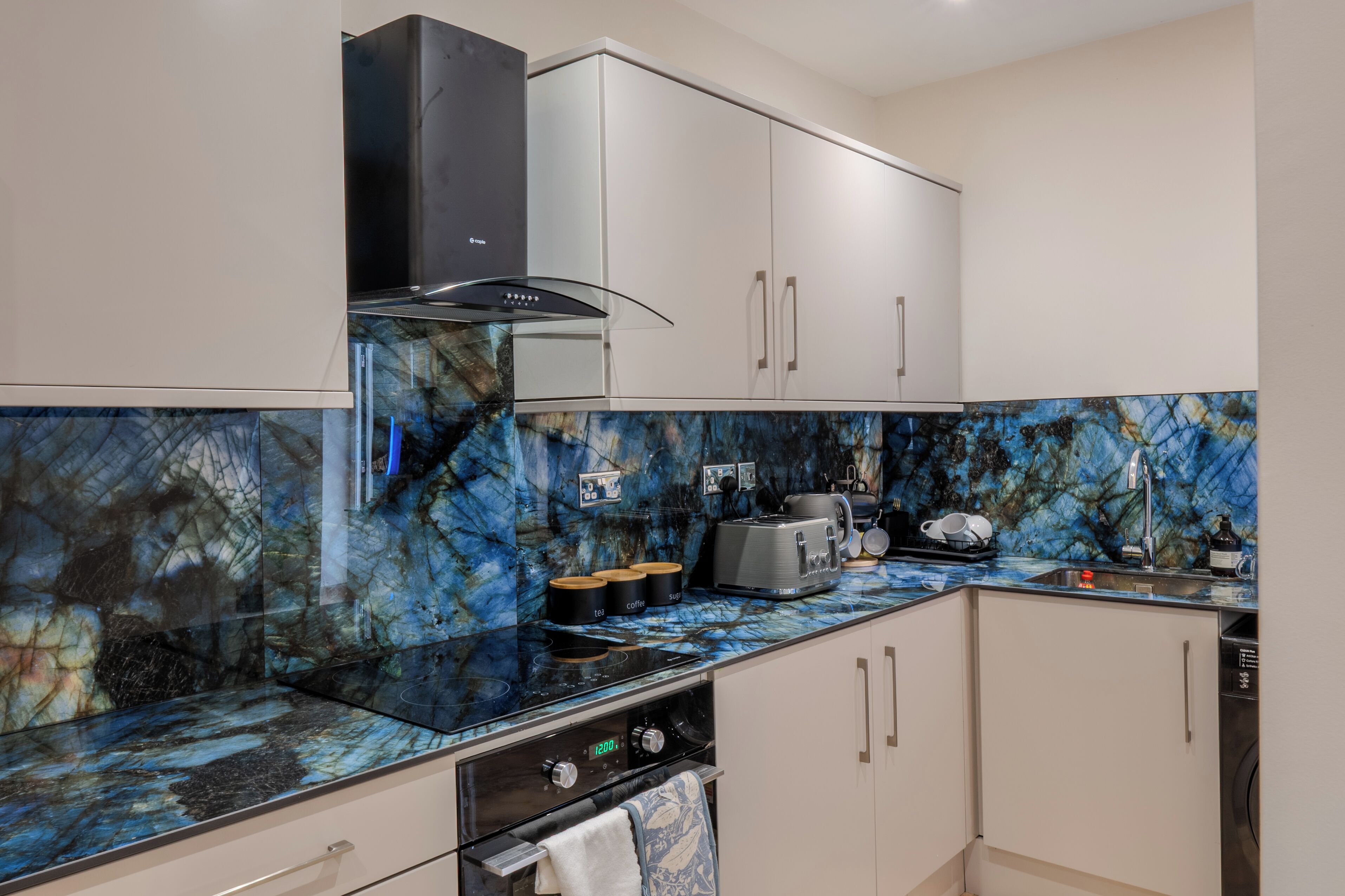 Kühlschrank, Mikrowelle, Ofen, Herdplatte