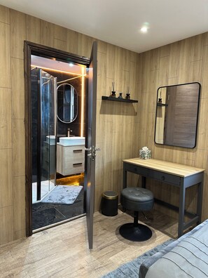 5 habitaciones, escritorio y tabla de planchar con plancha 