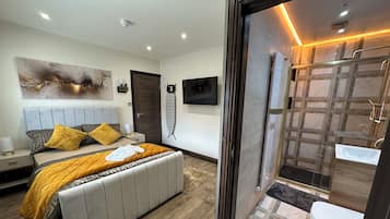 5 bedrooms, desk, iron/ironing board, travel crib