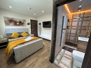 5 bedrooms, desk, iron/ironing board, travel crib