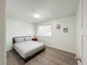 Iron/ironing board, WiFi, bed sheets - Cozy 2BR/1BA Suite in a Quiet Renton Area (Renton)