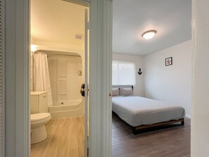 Tabla de planchar con plancha, wifi y ropa de cama 