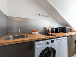 Jääkaappi, mikroaaltouuni, kahvin-/teenkeitin, leivänpaahdin