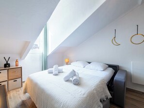 Tabla de planchar con plancha, wifi, ropa de cama