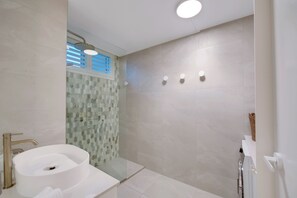 Een douche, een haardroger, handdoeken, zeep