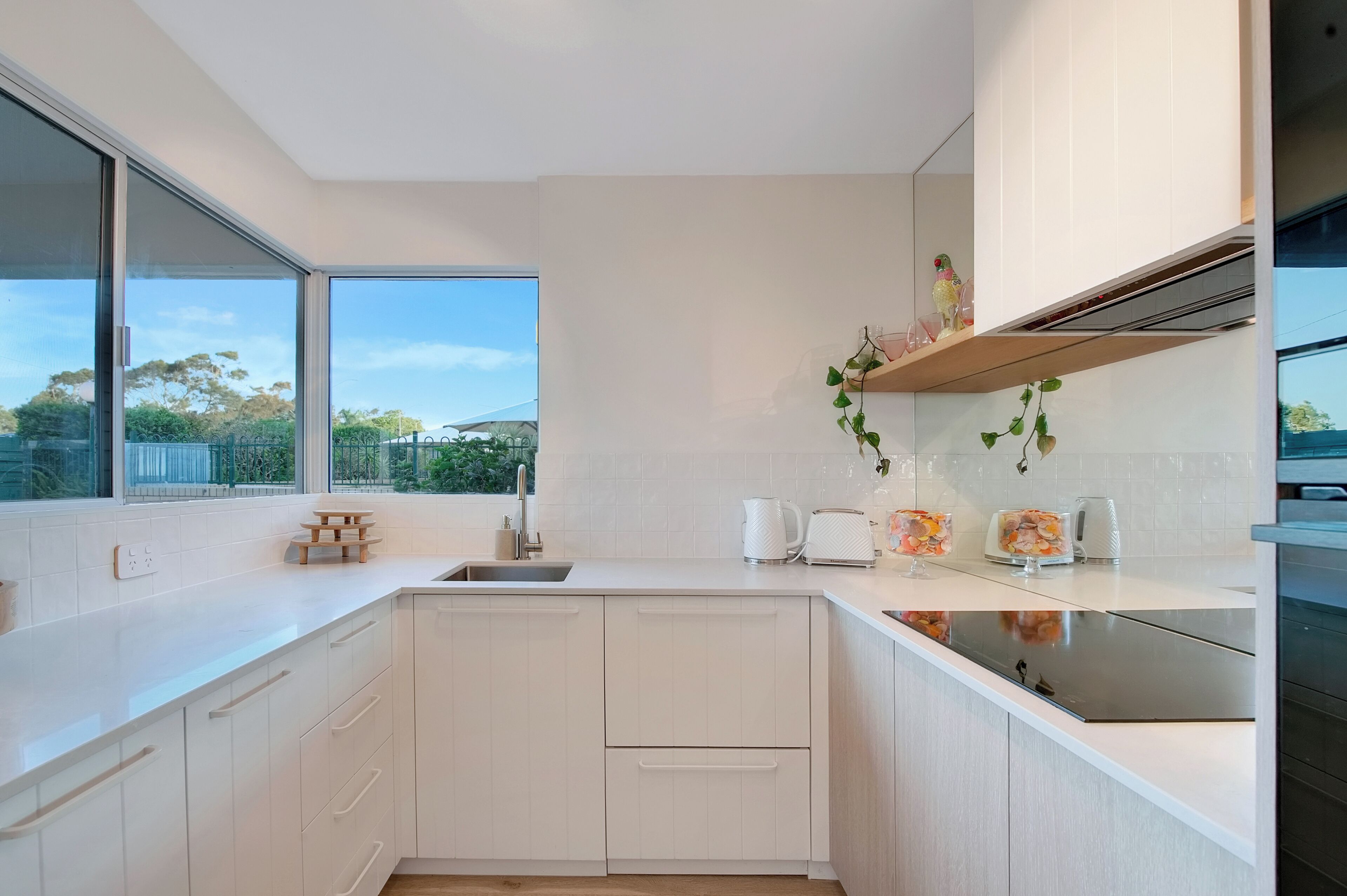 Micro-ondes, four, plaque de cuisson, lave-vaisselle