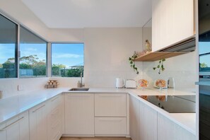 Micro-ondes, four, plaque de cuisson, lave-vaisselle