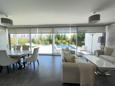 Villa Pêra by Gabi Miguel