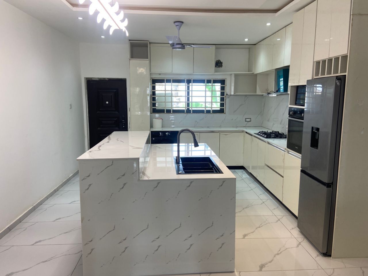 Four à micro-ondes, un four, surface de cuisson