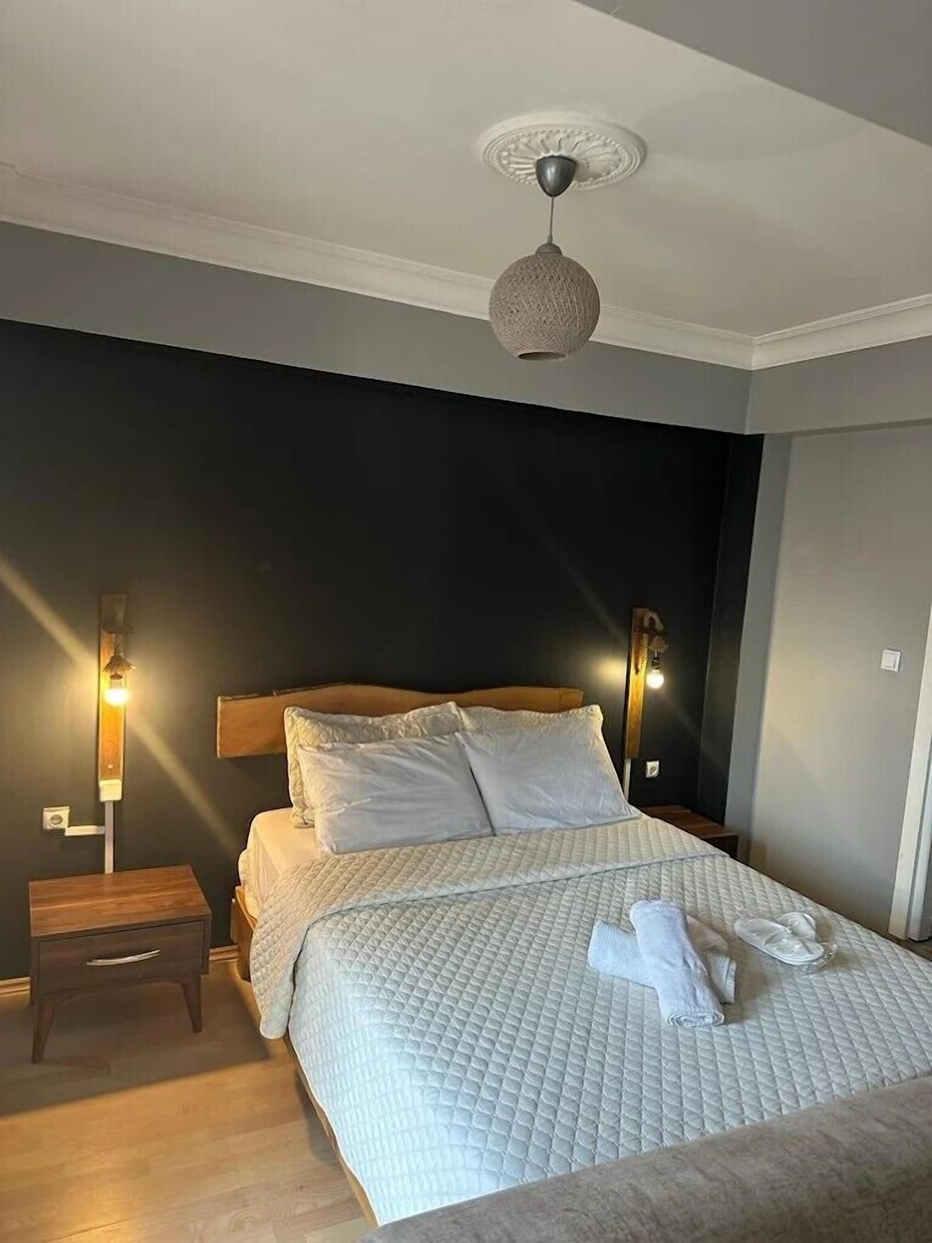 Seprai premium, minibar, meja kerja, dan tirai kedap cahaya