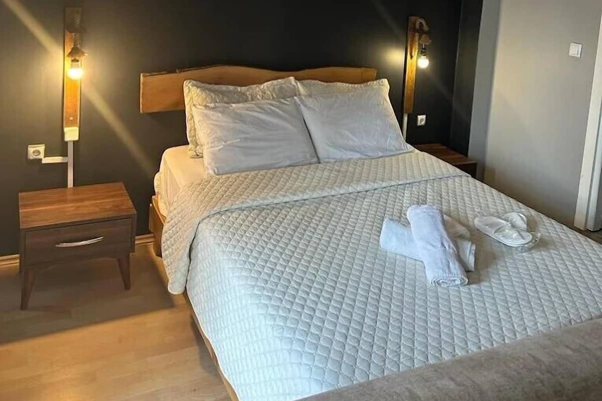Premium bedding, desk, blackout curtains, free WiFi