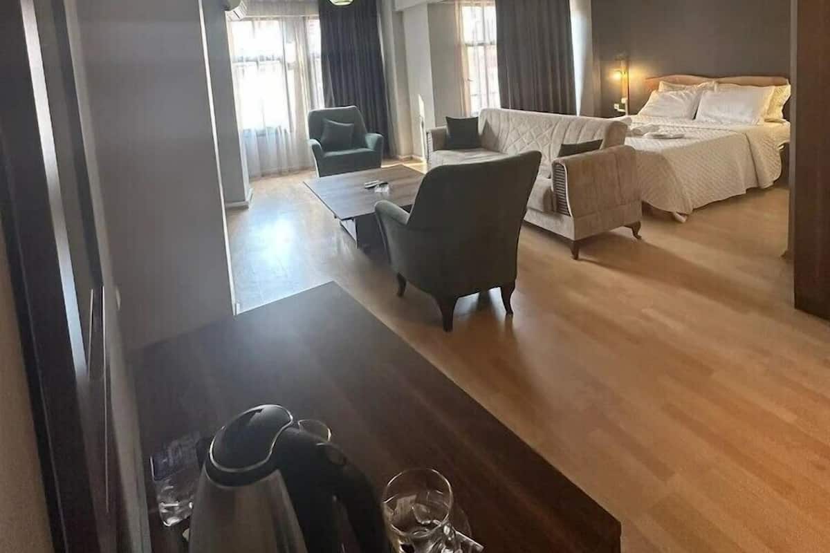 Premium bedding, desk, blackout curtains, free WiFi