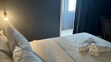 Premium bedding, desk, blackout curtains, free WiFi