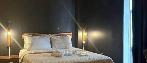 Premium bedding, desk, blackout curtains, free WiFi